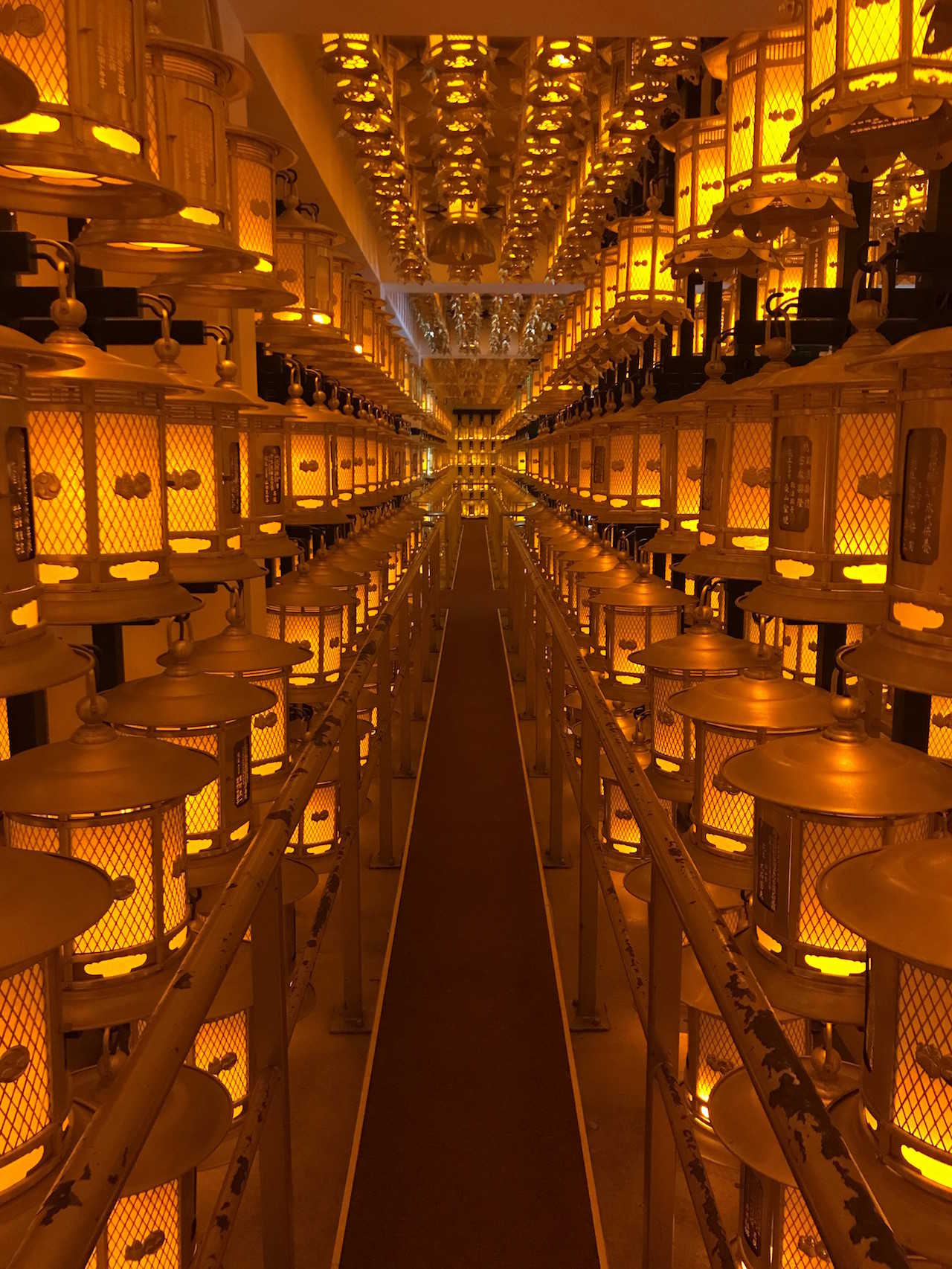 10.000 lanterner i Toroda Hall i Koyasan