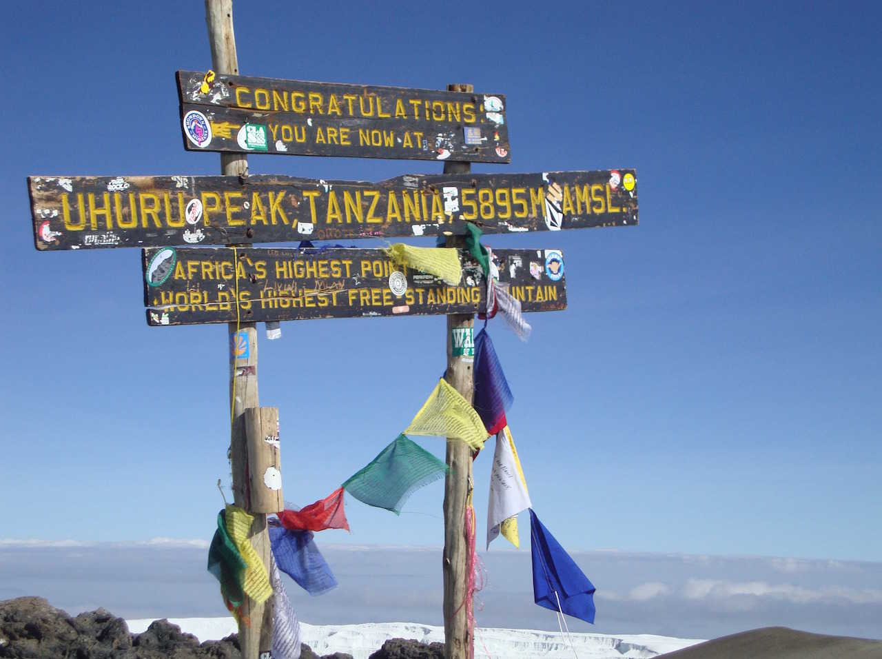 Kilimanjaro-skilt-paa-toppen