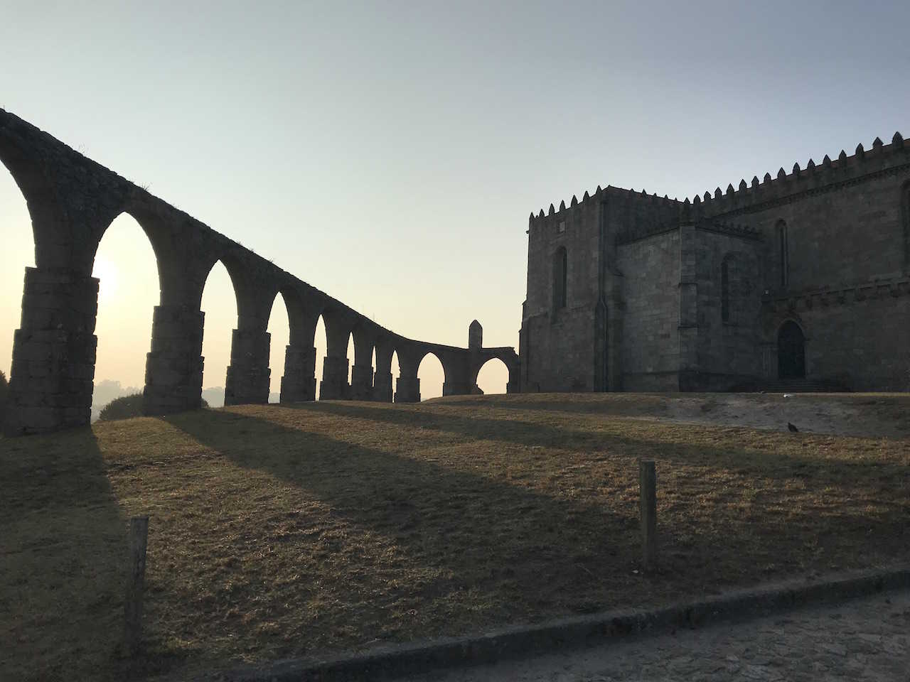 Solopgang ved Santa Clara kirken i Portugal