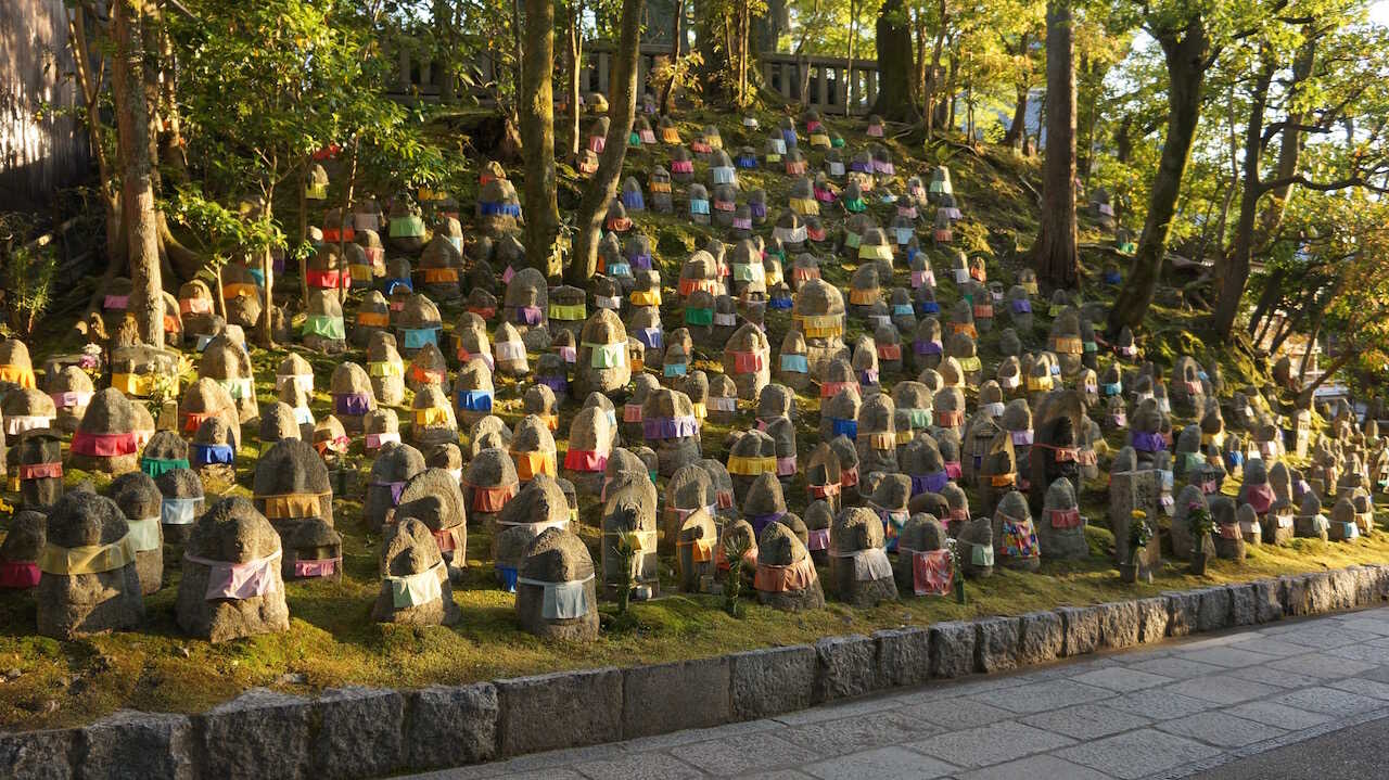 Jizu statuer ved Kiyomizu templet i Østlige Kyoto