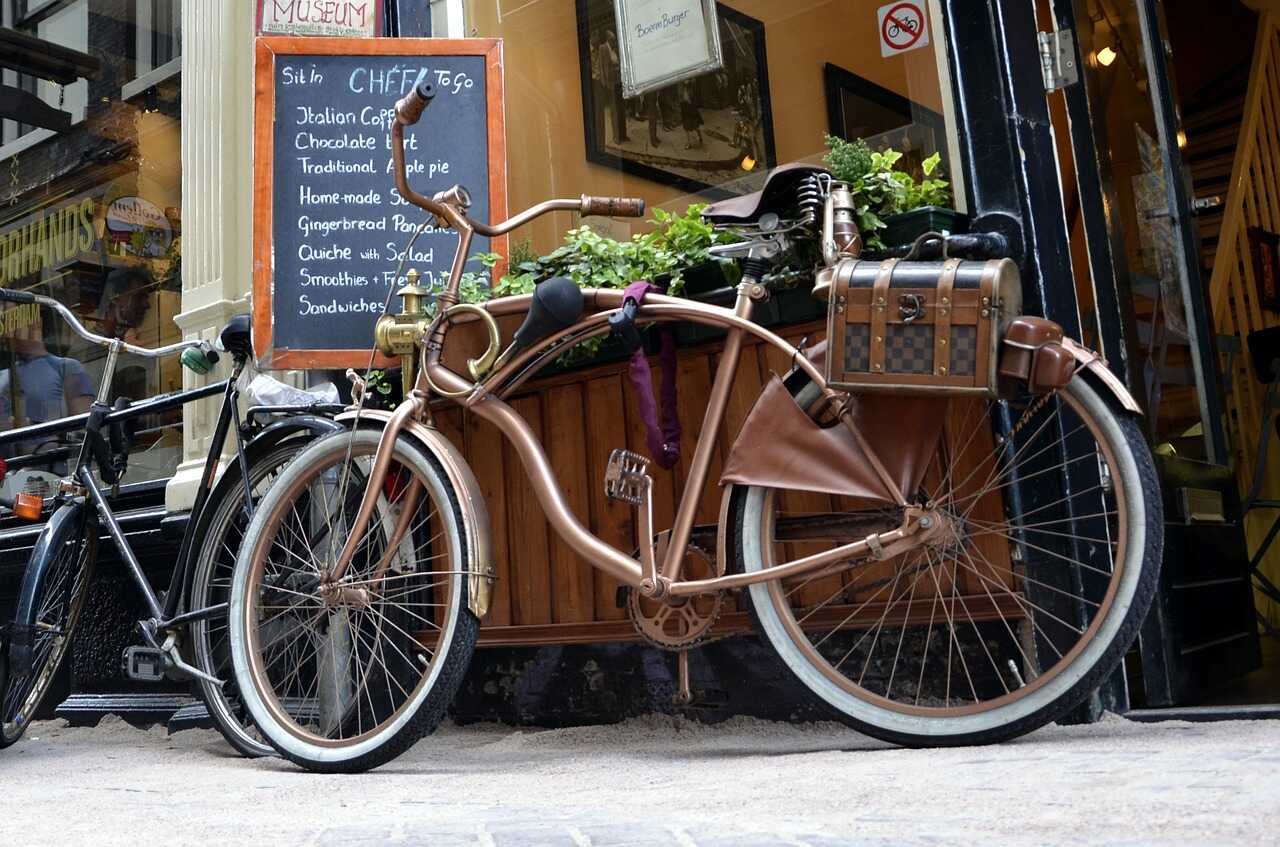 Cykler på alle gadehjørner i Amsterdam