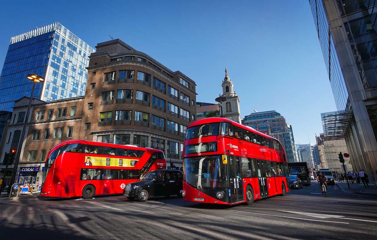 Hop af og på busser i London